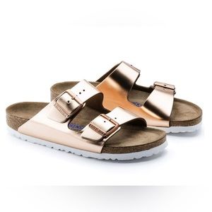 Birkenstock Arizona Soft Footbed Sandal in Metallic Copper. Size 39 (8-8.5 US)